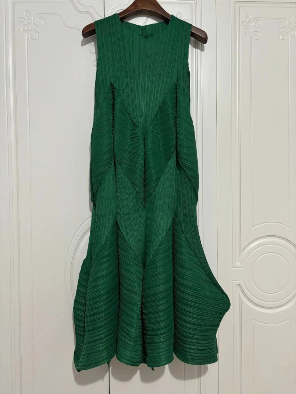 Issey Miyake Life Green Sleeveless pleated skirt.